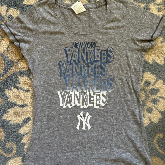 MLB Genuine Merchandise 5th & Ocean clothing Tops - MLB Genuine Merchandise, Yankees TShirt, Ladies , size large